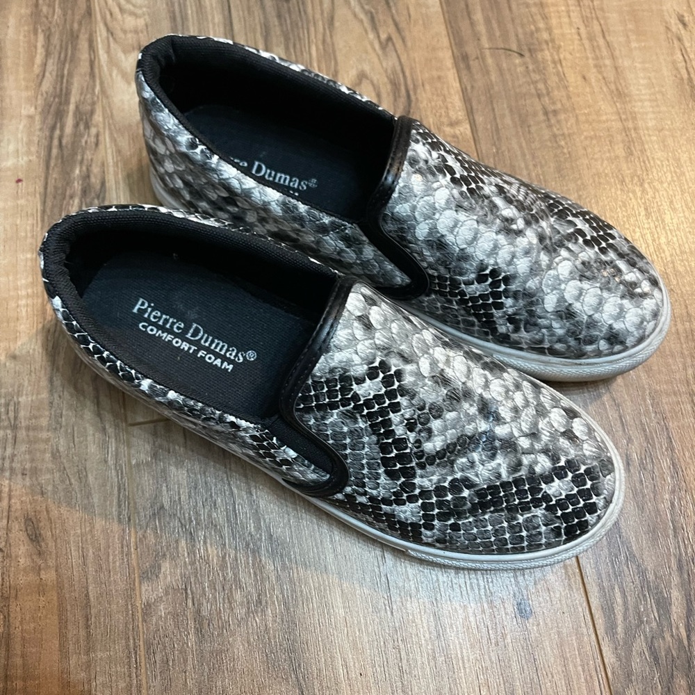 Shoes snakeskin print. Size 8.